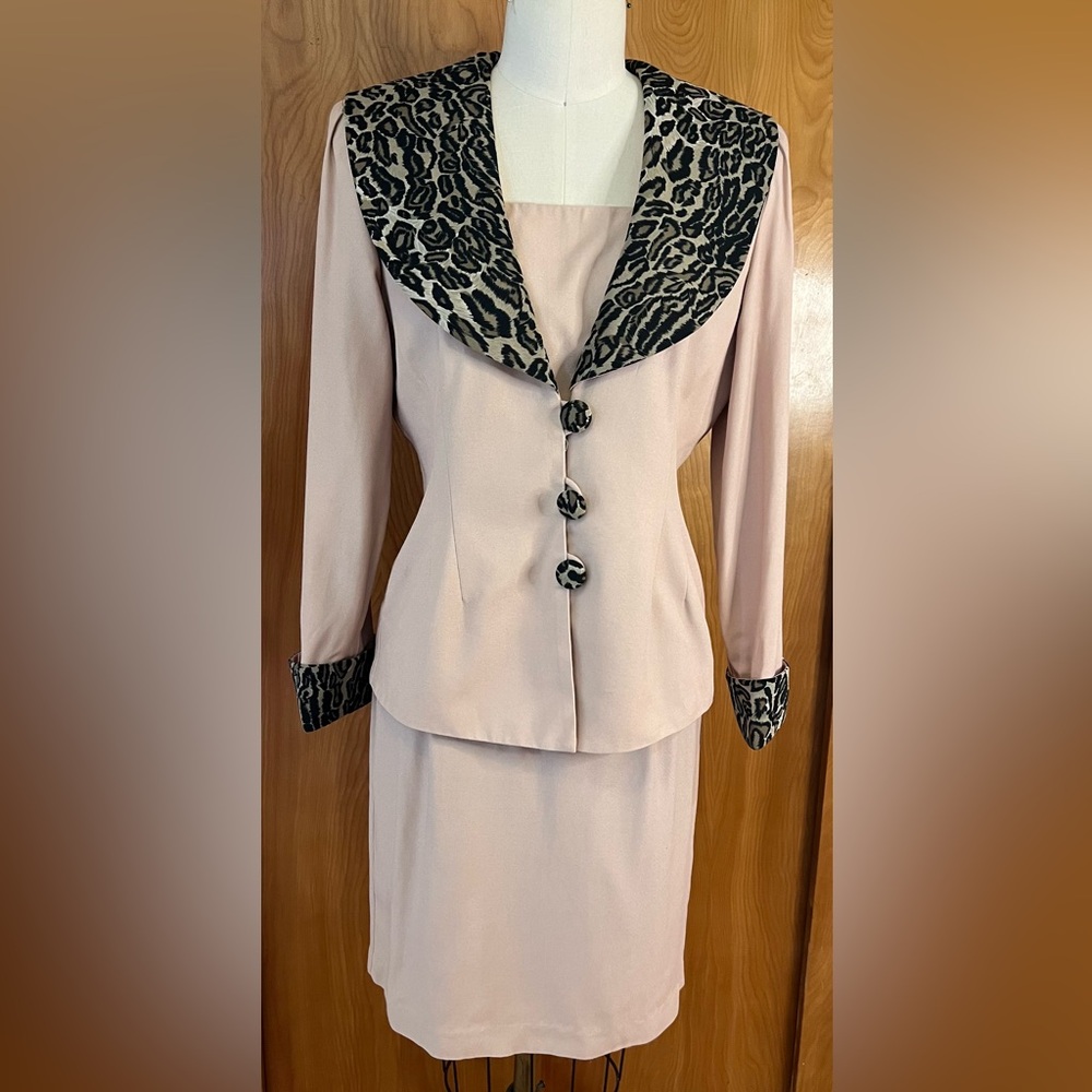 90’s DJ Summers leopard skirt suit with a 40’s silhouette size:10 gently worn